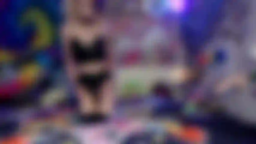 Une fille gothique en talons + tenue en pvc brillant est mouillée, excitée et prête pour un soin du visage !