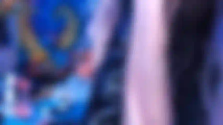 Jupe sous la jupe d'une fille gothique, des coups de pied hauts et une fessée.