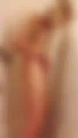 Une princesse en nattes et son sale jeu de douche aléatoire.