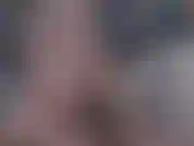 Un minou excité avec des nattes trempe son visage de sperme.