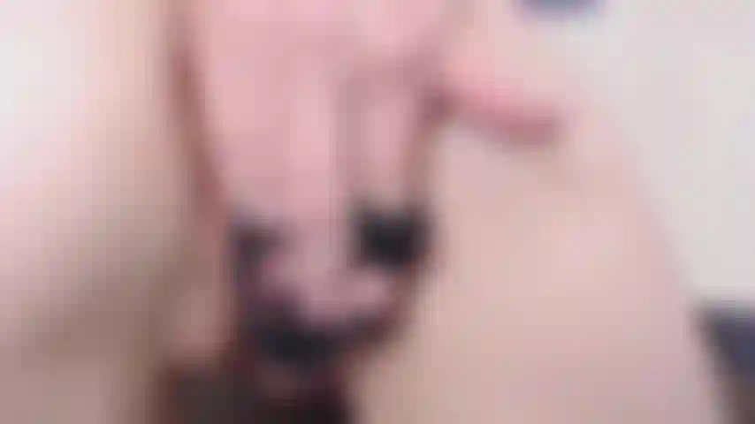 Jetez un coup d'œil à ma culotte et à ma chatte qui s'écarte !