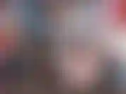 La princesse se retourne pour montrer son cul incroyable et très fessable ;) elle ne peut tout simplement pas se pencher assez alors qu'elle dirige son doigt vers la porte arrière ouverte.. ;).