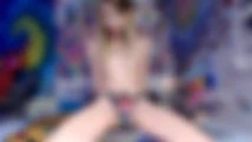 Allumeuse assise sur le visage extrêmement rapprochée et fascinante.