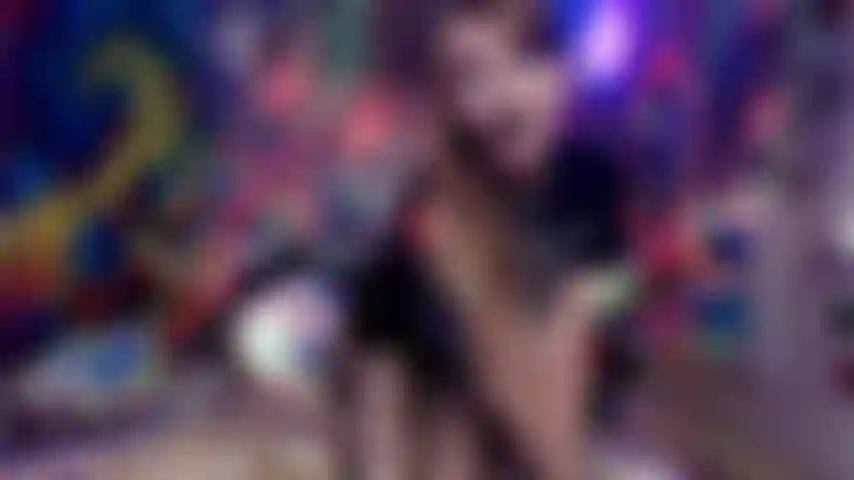 Formation d'esclave de déesse punk rocker.