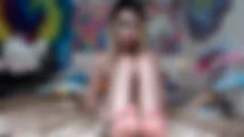 La princesse punk de gutter exige l'adoration des pieds.