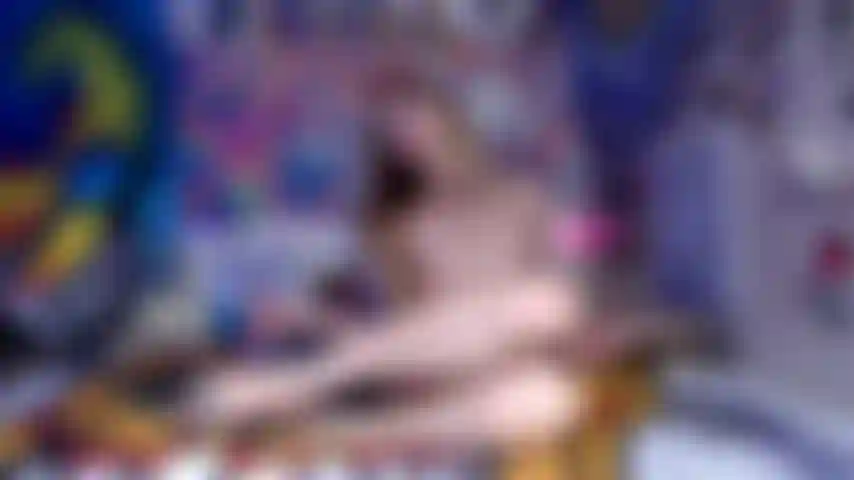 La déesse sexy du talon et du pied fait de vous une esclave du pied obéissante et hypnotisée.