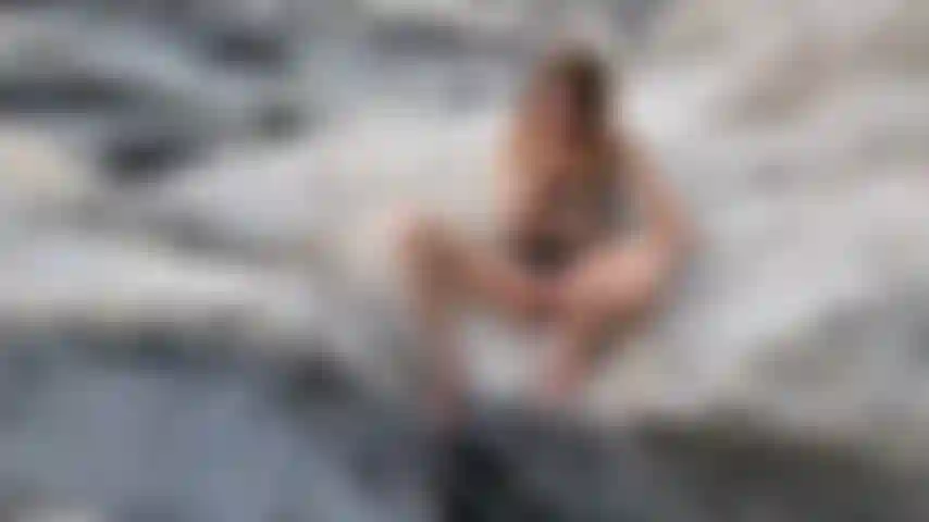 Jeu de chatte en cascade en plein air.