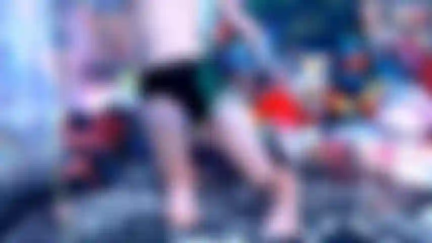 Une fille gothique vous fait sentir et vous fait péter.