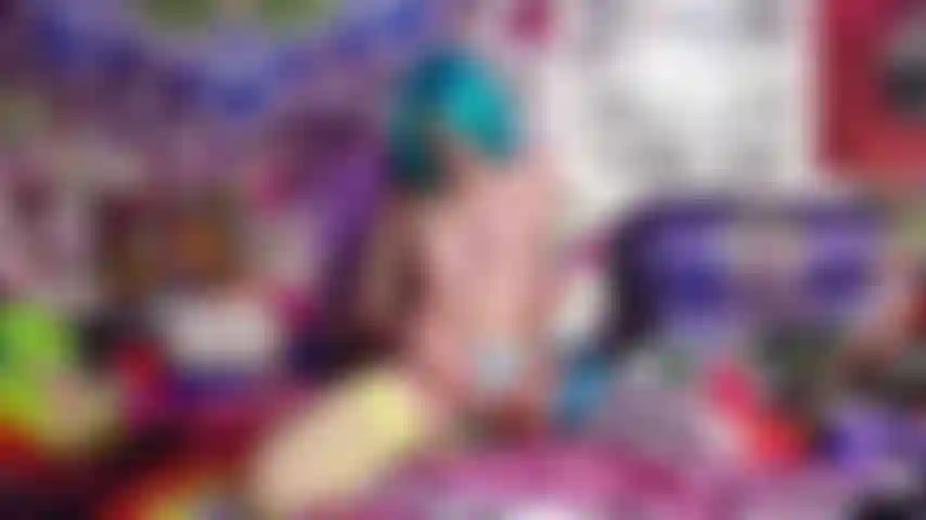 Une culotte en satin glisse sur pov atp + béante.