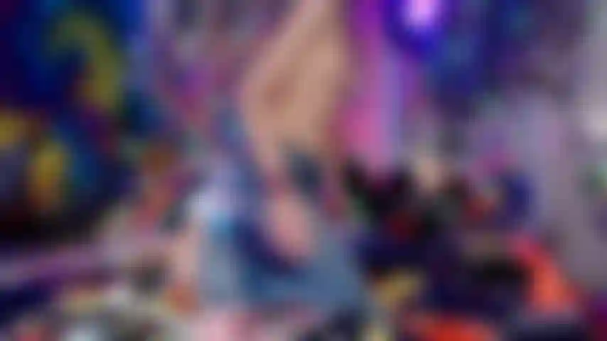 La princesse cosplay ajoute un peu de friction dans le jean ! ( Jean fetish freak!).