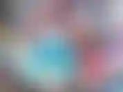 A un moment la princesse est dans sa jolie petite robe de princesse.. Et le suivant.. Pouf ! Les vêtements se détachent et la couronne se remet.. Regarde ça ! :).