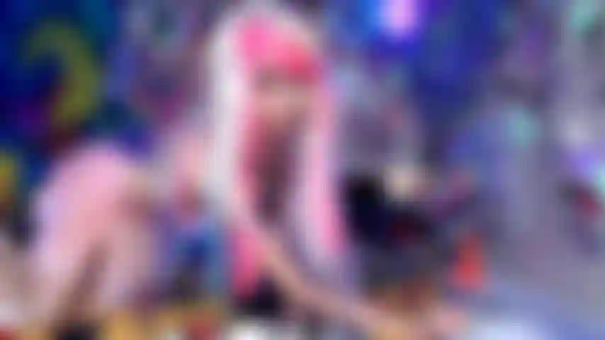 La déesse du cosplay commande des pieds sales pour un esclave au pied.