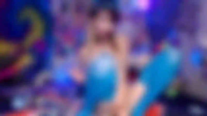 Princesse gummy stuffer ! Bourrant et poussant des gommes de mon cul et de ma chatte serrés.