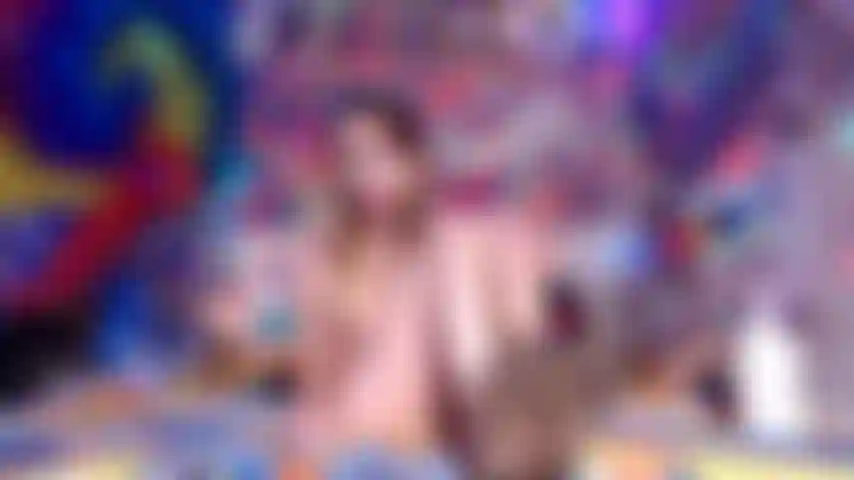 Sale hippie, chaussures sales et pieds nus.