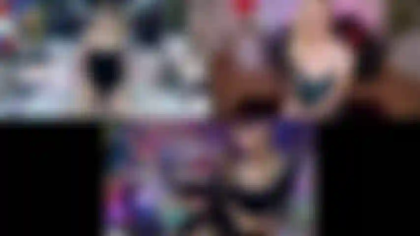 3 Des blondes se masturbent mutuellement.