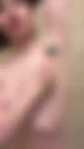 Je me rase les aisselles, les jambes, la chatte et le trou du cul.