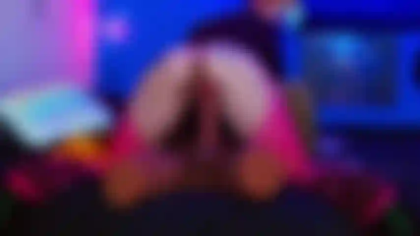 Je regarde du porno en chevauchant un torse sans aucun bruit !