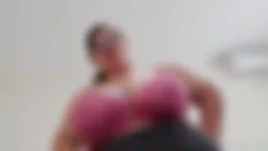 Belle-sœur qui te séduit avec ses bretelles de soutien-gorge et te supplie d'utiliser un préservatif.