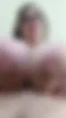 Jeu avec mes seins et t'encourage à te branler pour moi.