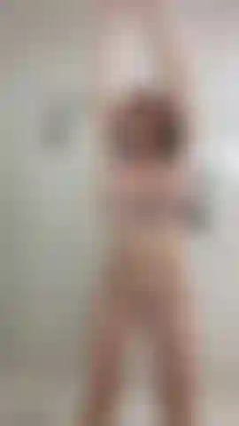Gros seins huilés pressés contre une paroi en verre en train de se faire baiser par une bite noire de 25 cm.