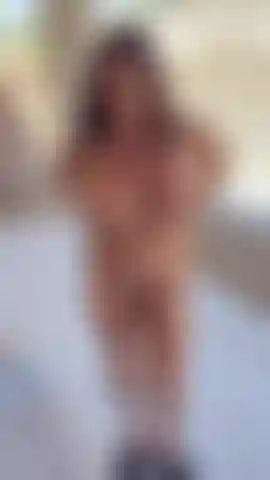 Doigts, jouets, huile de coco.