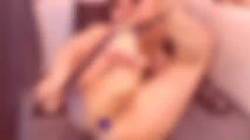 Regardez en profondeur à l'intérieur de mon cul avec le grand plug tunnel en verre.