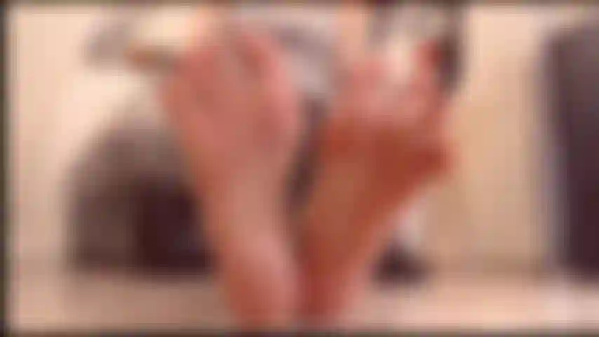 Pieds. Gros plan, semelles, gode éjacule.