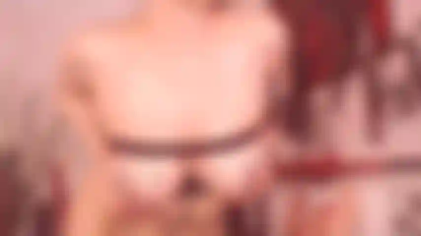 20 J'ai un gros trou anal avec différents jouets énormes.