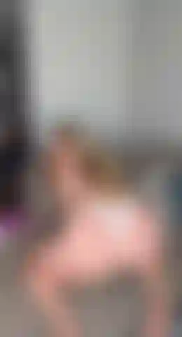 Regarde ces seins câlins rebondir et une énorme giclée.