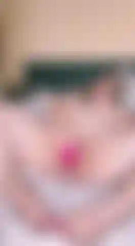 Mes jolis pieds et je remplis ma chatte de gode rose.