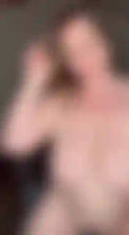 Nue, chevauchant cette bite jusqu'à ce que je gicle partout.