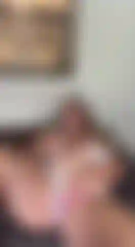 Je joue en bikini dans ma véranda.