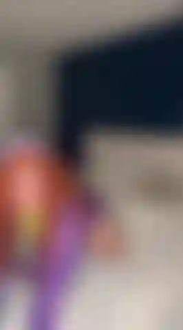 Daphné chevauche le gode assorti.