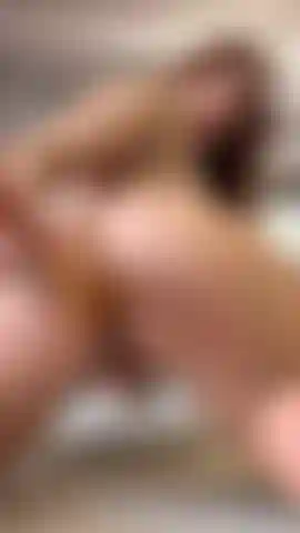 Sexe anal avec un gode en verre.