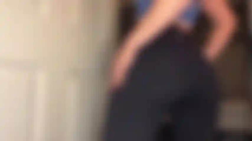 Des pantalons de yoga post-gym qui taquinent / répandent / twerk.