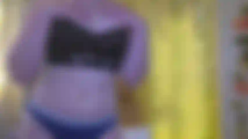 Danse seins nus et jeux avec mes seins ! Profitez de mes mouvements séduisants et sexy pendant votre pause déjeuner !