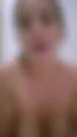 Bonjour, je suis nue dans ma salle de bain.