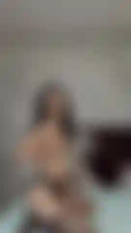 Regardez-moi huiler mon corps... Doucement et lentement. Je suis si soyeuse et irrésistible.