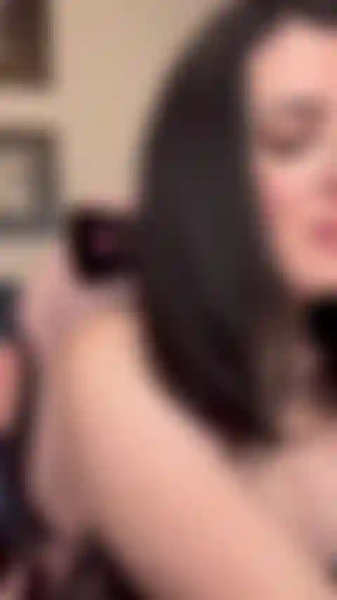 La petite amie gamer suce et se fait baiser (jeu de rôle solo).