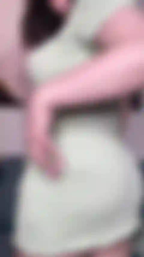 Je soulève une robe moulante et je m'exhibe/je joue avec mon cul et mon trou du cul.