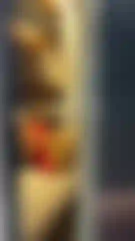 Je m'épie, pendant que je masturbe ma chatte serrée.