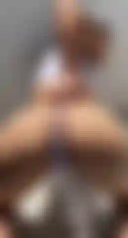 Mon anus serré reçoit un jet.