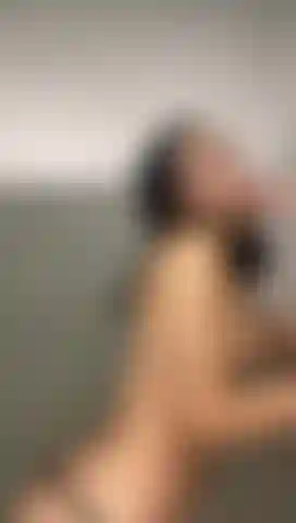 Fellation dans la salle de bain avant une douche.