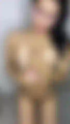 Joue avec ton pénis au milieu de mes petits seins.