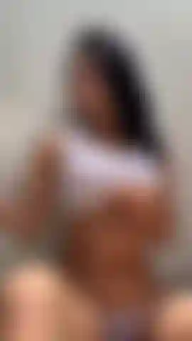 Je mouille mes seins chauds pour que tu puisses jouer avec eux.