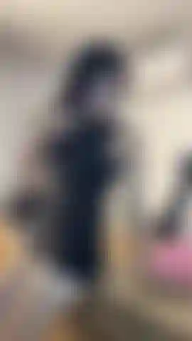 Je joue avec ma chatte pendant que mon patron ne le fait pas.