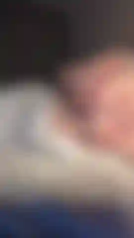 Massage de gros seins au lit.