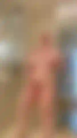 Je m'amuse en cachette sous la douche pendant que mon amie est à quelques mètres...