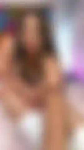 Je fais craquer mes orteils dans des chaussettes hautes, blanches et sales.