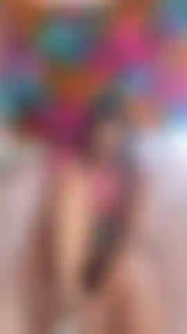 Je retire mes chaussettes blanches pour révéler mes semelles sales et ma pédicure rouge tout en te donnant mon cul en short.